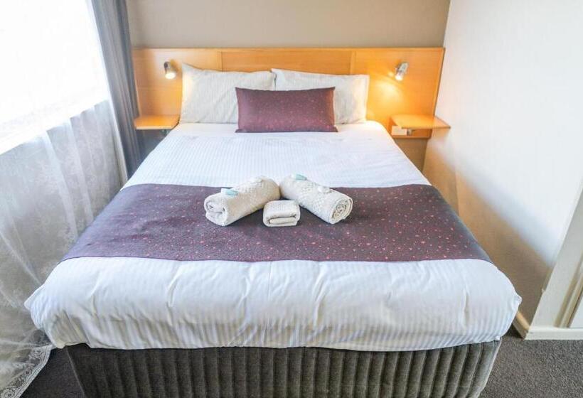 חדר משפחתי, Halfway Motel