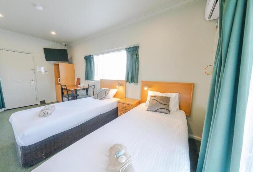 חדר משפחתי, Halfway Motel