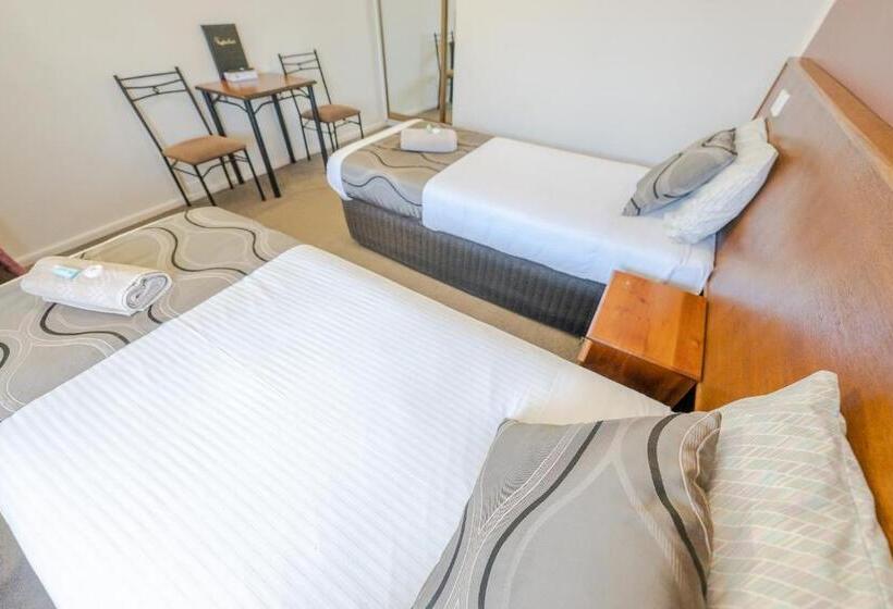 חדר סטנדרט, Halfway Motel