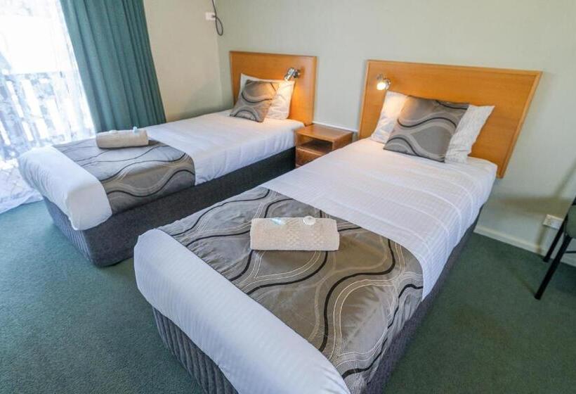 חדר משפחתי, Halfway Motel