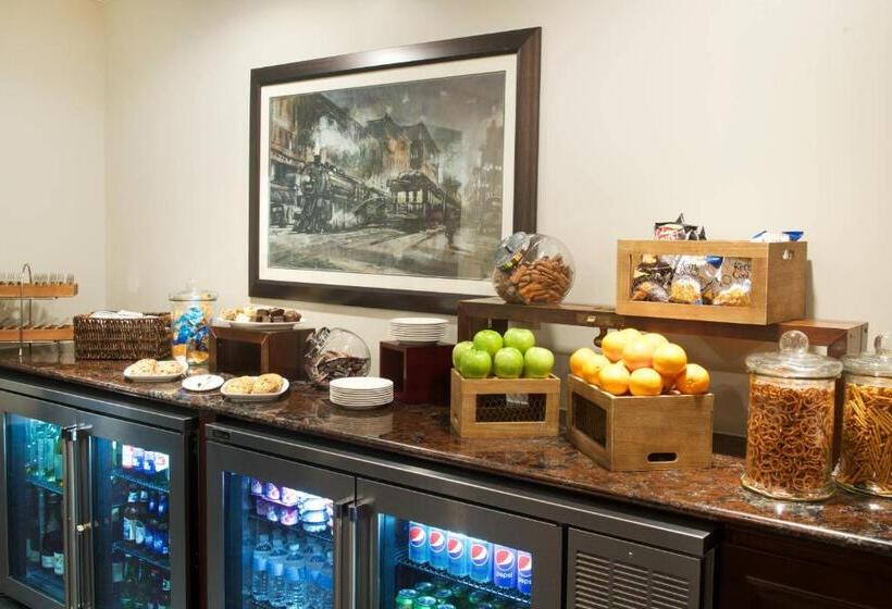 带大床的俱乐部房间, Marriott Syracuse Downtown