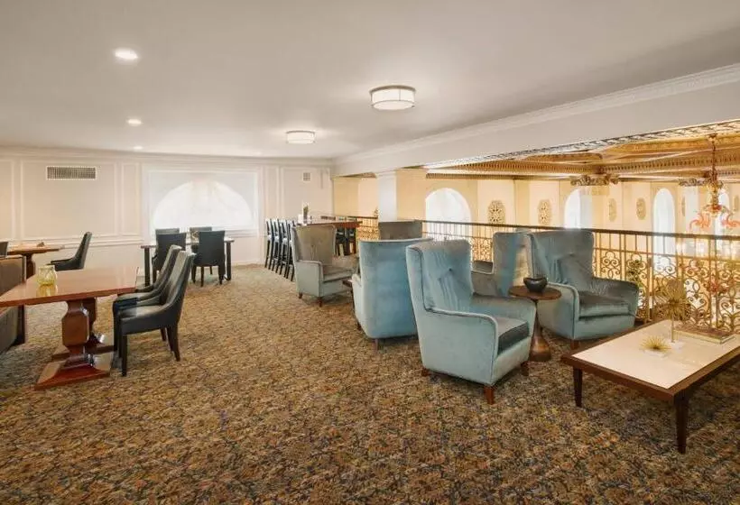 キングサイズベッドのクラブルーム, Marriott Syracuse Downtown