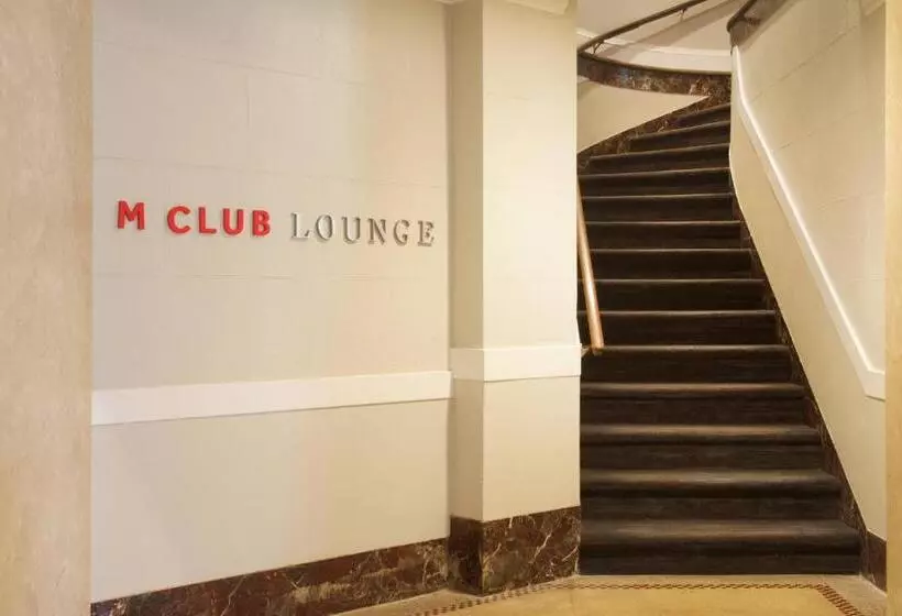 キングサイズベッドのクラブルーム, Marriott Syracuse Downtown