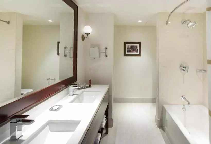 キングサイズベッドのクラブルーム, Marriott Syracuse Downtown