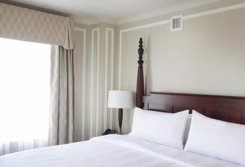 キングサイズベッドのクラブルーム, Marriott Syracuse Downtown