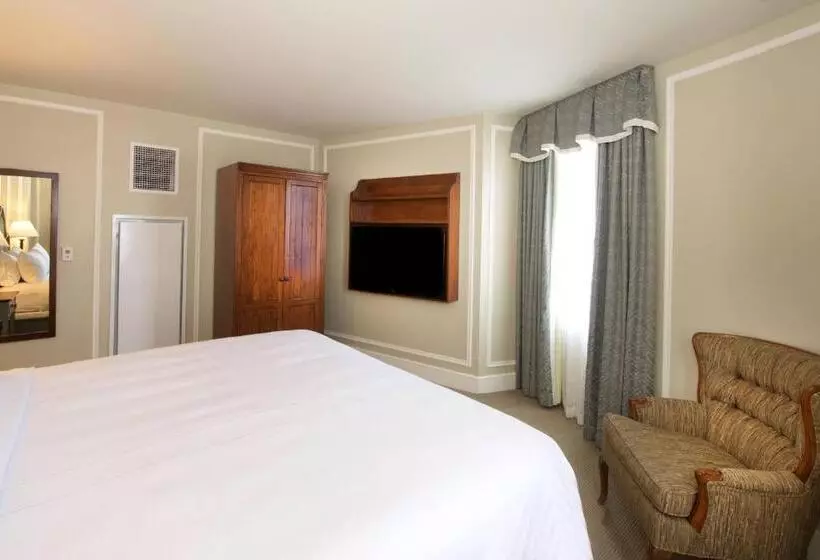 キングサイズベッドのクラブルーム, Marriott Syracuse Downtown