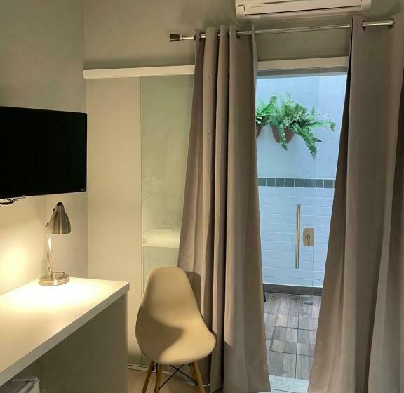 标准单人间, Petit Village Icarai