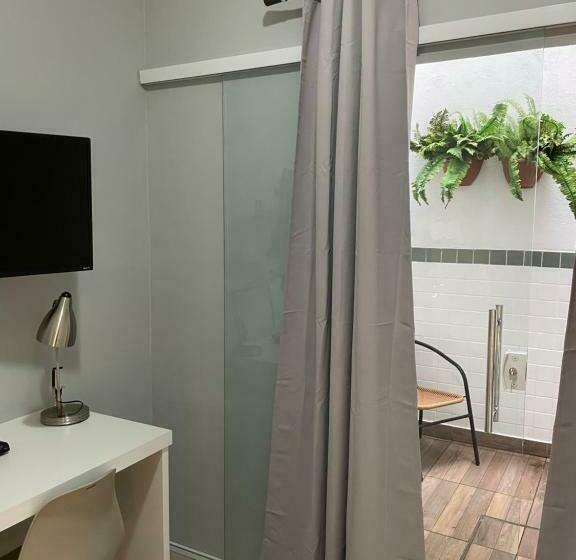 标准单人间, Petit Village Icarai