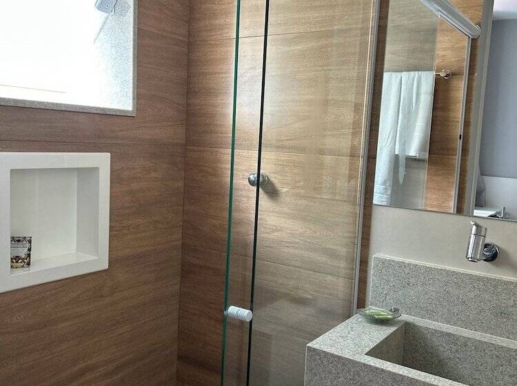 标准单人间, Petit Village Icarai