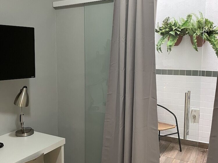 标准单人间, Petit Village Icarai