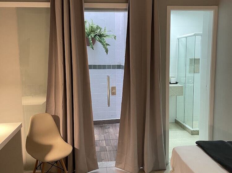 标准单人间, Petit Village Icarai