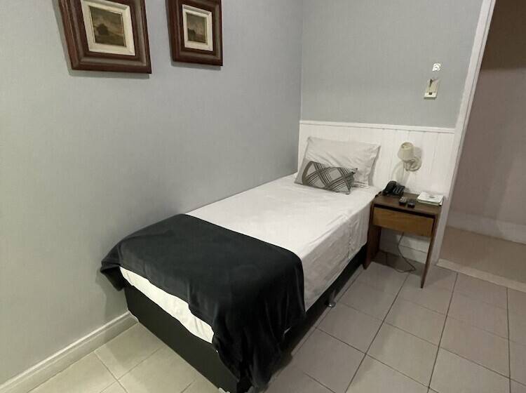 标准单人间, Petit Village Icarai