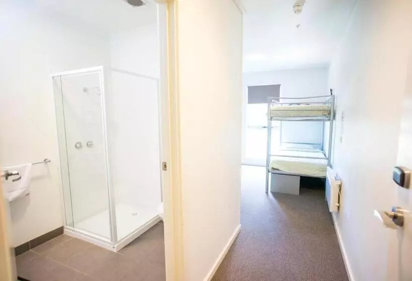 ルームシェアのワンベッド, The Island Accommodation