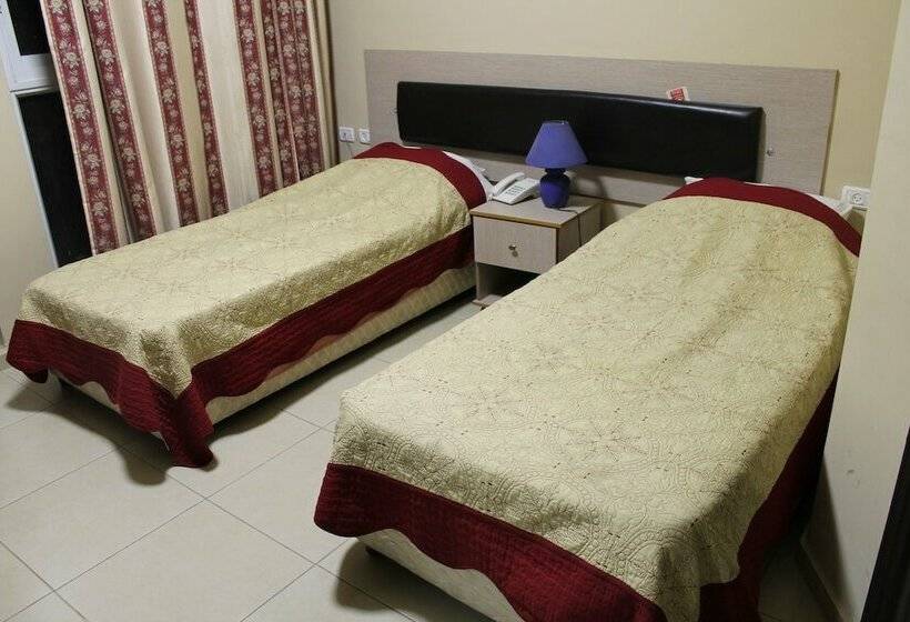 اتاق استاندارد سه نفره, Alexander