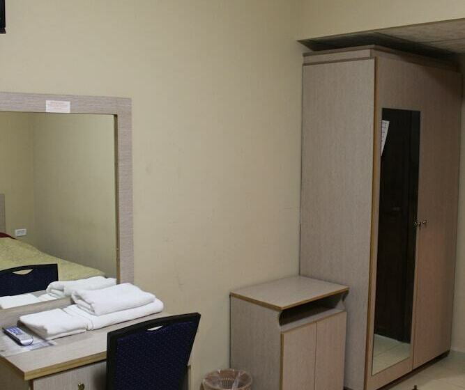 اتاق استاندارد سه نفره, Alexander