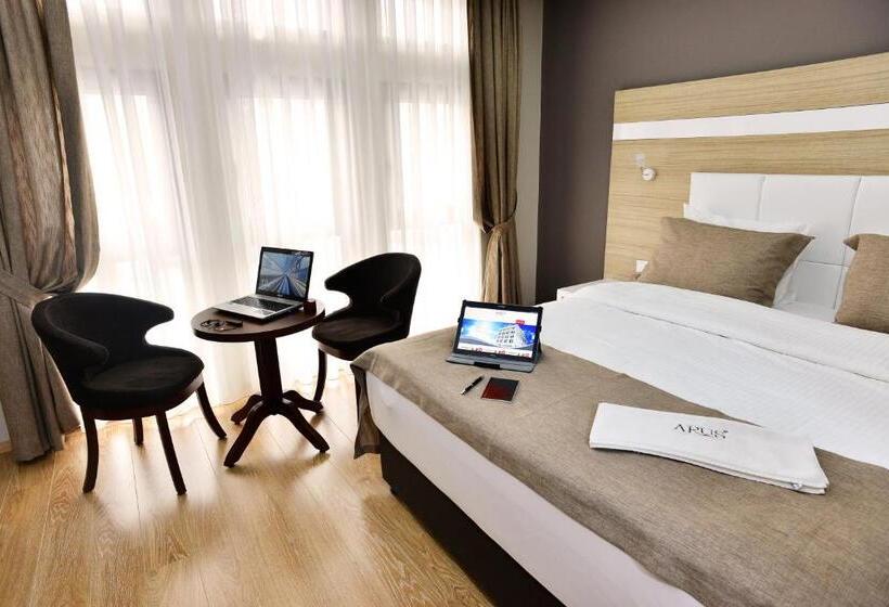 디럭스 트리플 룸, Arus