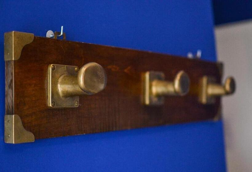 חדר סופריור לשלושה, Maximilian