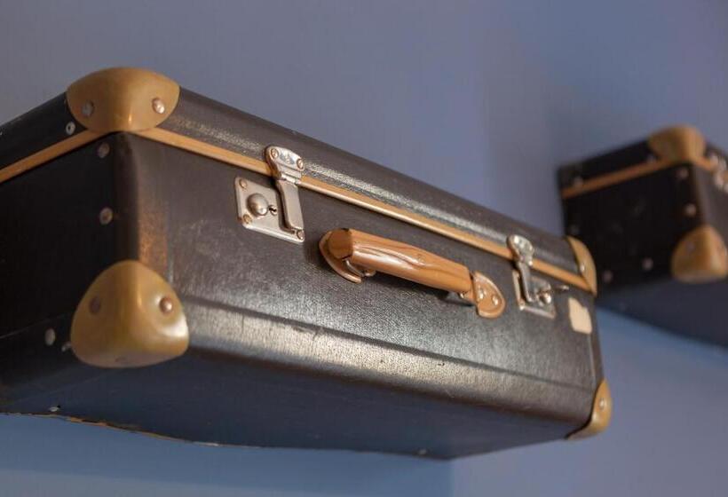 חדר סופריור לשלושה, Maximilian