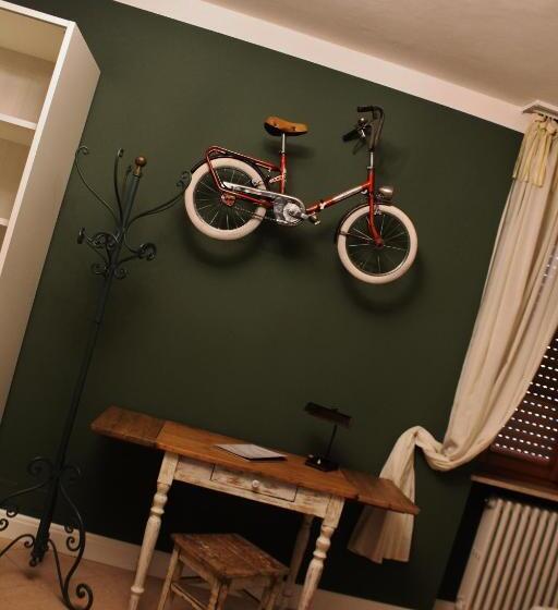 חדר סופריור לארבעה, Maximilian