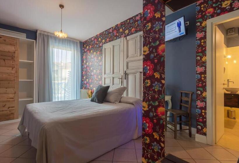 חדר סופריור, Maximilian