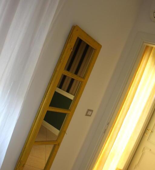 חדר סופריור יחיד, Maximilian