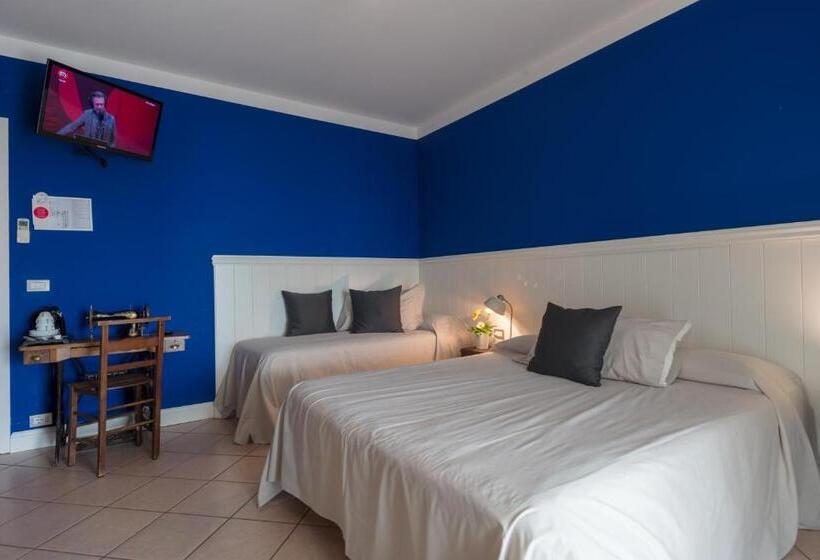 חדר סטנדרט לשלושה, Maximilian