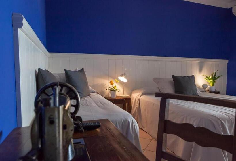 חדר סטנדרט לשלושה, Maximilian