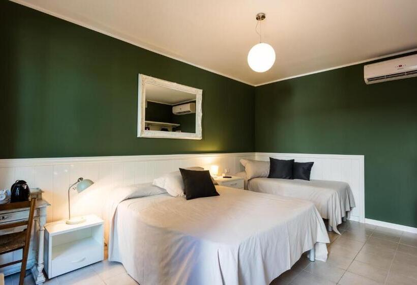 חדר סופריור לשלושה, Maximilian