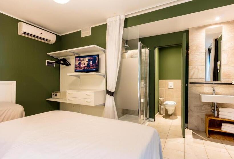 חדר סופריור לשלושה, Maximilian