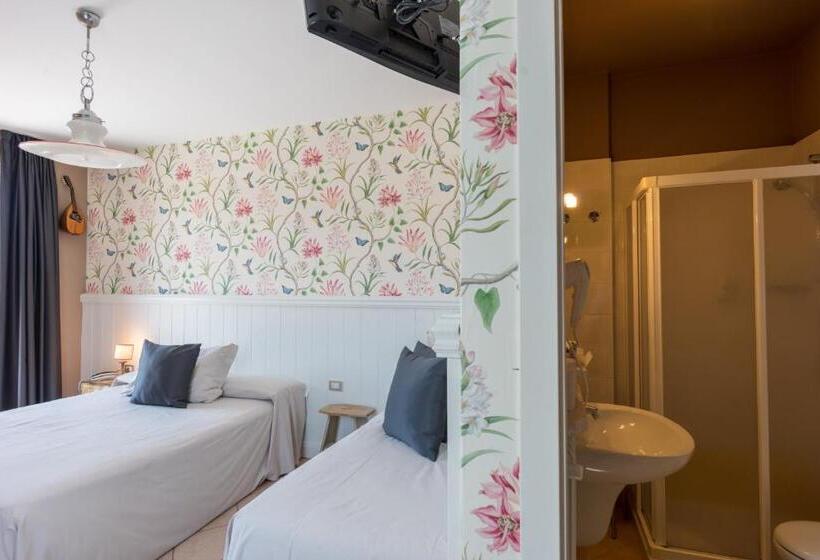 חדר סופריור לשלושה, Maximilian