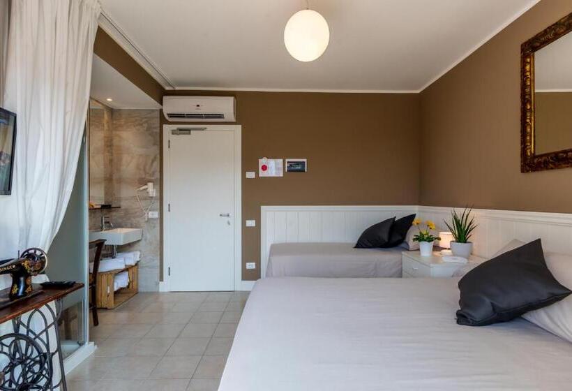 חדר סופריור לשלושה, Maximilian