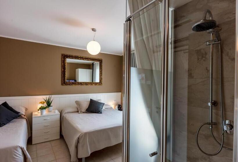 חדר סופריור לשלושה, Maximilian