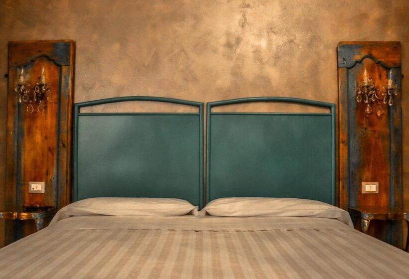 חדר סופריור לארבעה, Maximilian