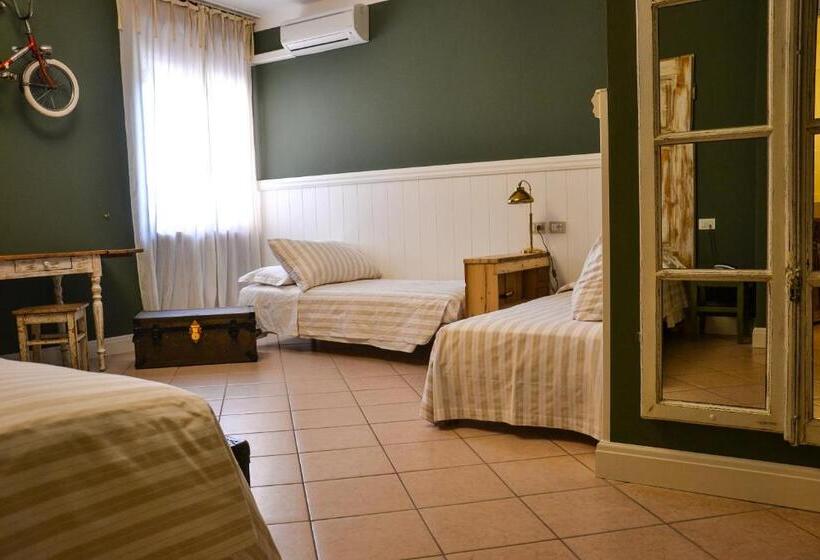 חדר סופריור לארבעה, Maximilian