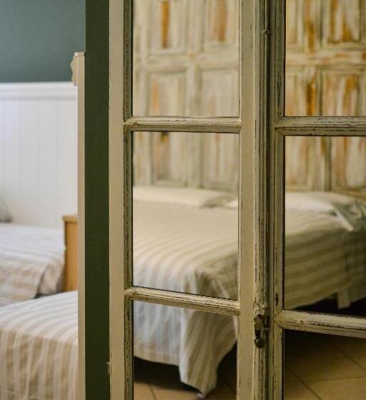 חדר סופריור לארבעה, Maximilian