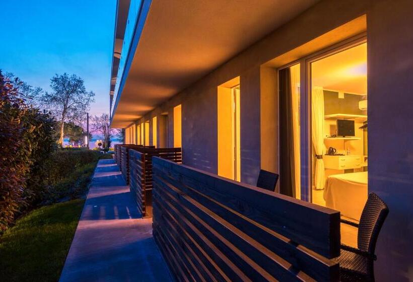 חדר סופריור, Maximilian