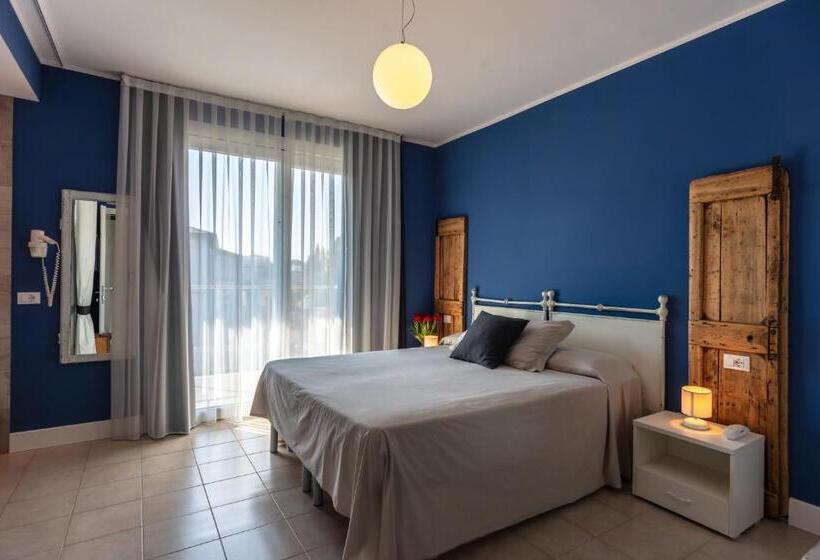 חדר סופריור, Maximilian