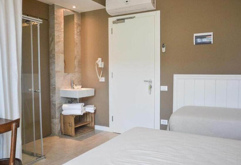 חדר סטנדרט לשלושה, Maximilian