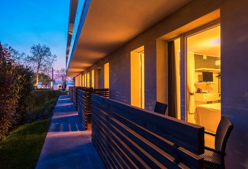 חדר סופריור לשלושה, Maximilian