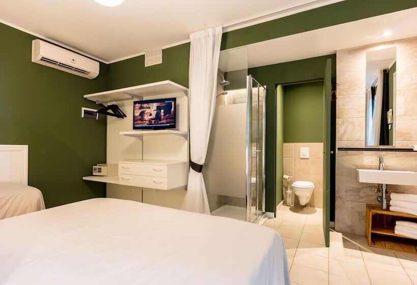 חדר סופריור לשלושה, Maximilian