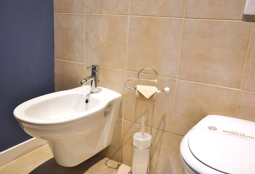 חדר סטנדרט לשלושה, Maximilian