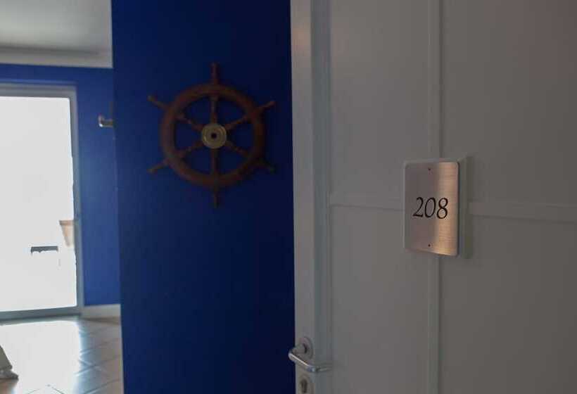 חדר סטנדרט לשלושה, Maximilian