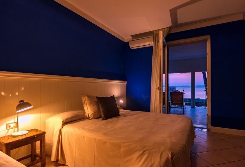 חדר סטנדרט לשלושה, Maximilian