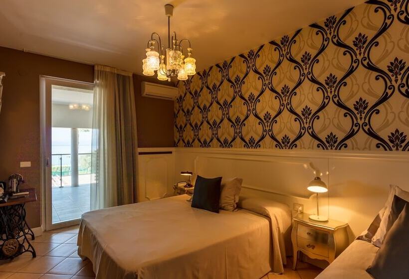 חדר סטנדרט לשלושה, Maximilian