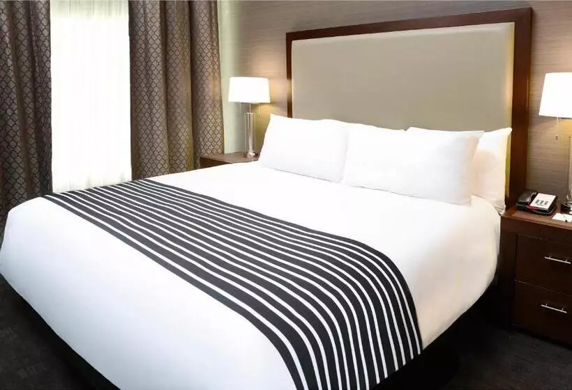 キングサイズベッドのスイートルーム, Sandman Hotel Abbotsford Airport