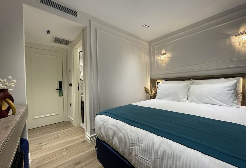 اتاق اکونومی, Mona Bosphorus