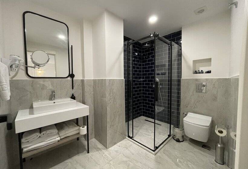 اتاق لوکس, Mona Bosphorus