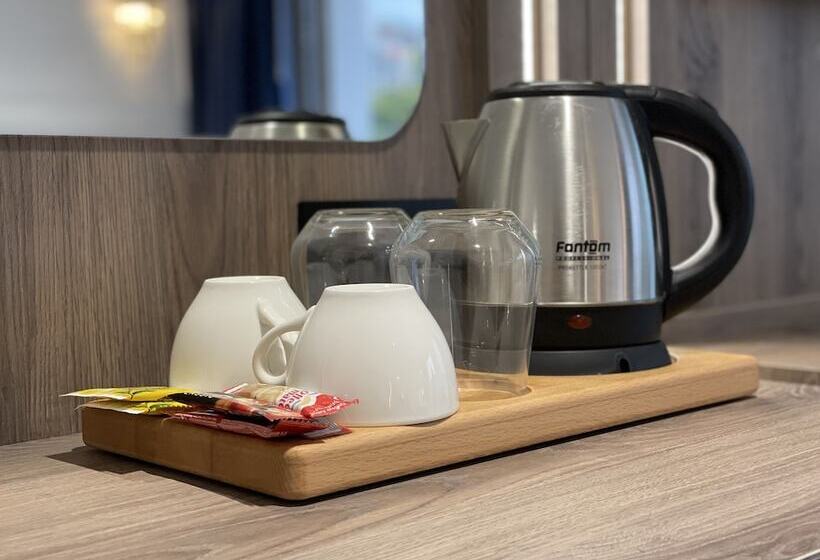 اتاق لوکس, Mona Bosphorus