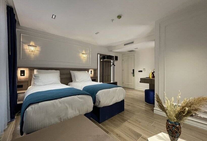 اتاق لوکس, Mona Bosphorus