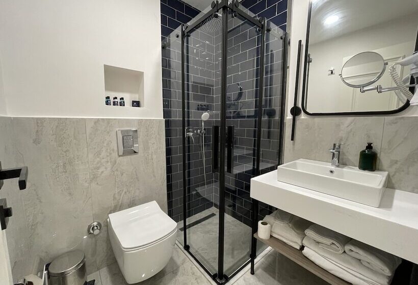 اتاق لوکس, Mona Bosphorus